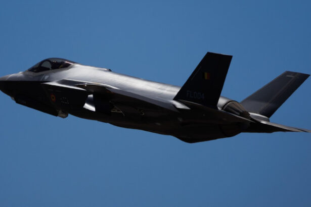 video un avion f 35 al marinei sua s a prabusit in california pilotul a reusit sa se catapulteze in siguranta 688b166f39f39