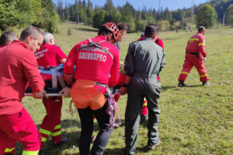 video un barbat a cazut peste 20 de metri intr o prapastie in judetul hunedoara victima transportata cu elicopterul la spital 688b35375dff3