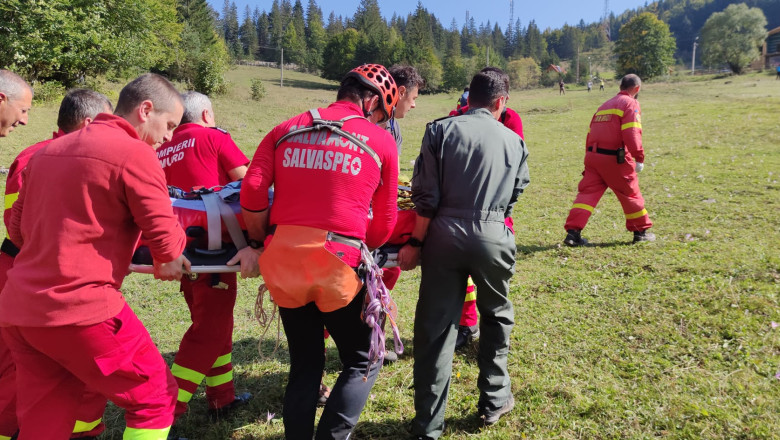 Un bărbat s-a prăbușit de la o înălțime de peste 20 de metri într-o prăpastie din județul Hunedoara, fiind evacuat de urgență cu elicopterul la spital 1 video un barbat a cazut peste 20 de metri intr o prapastie in judetul hunedoara victima transportata cu elicopterul la spital 688b35375dff3