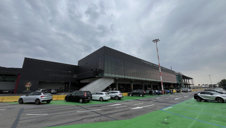 Tragedie pe aeroportul din Bergamo: un bărbat a pierdut viața în urma unui accident aviatic, iar zborurile au fost suspendate. 1 video un barbat a murit pe aeroportul din bergamo aspirat de motorul unui avion zborurile au fost suspendate 686d109dc687e