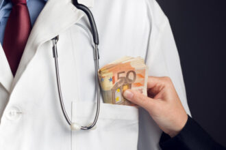 video un medic de la spitalul floreasca din bucuresti a fost prins in flagrant cand lua mita de la pacienti el va fi dus la audieri 686fa87159011