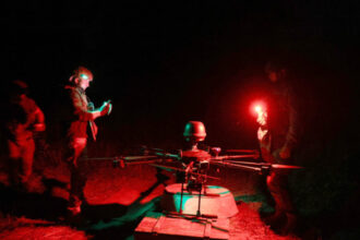 video un militar ucrainean face o demonstratie despre cum sunt folosite dronele vampire in zonele de frontiera 688710c237b88