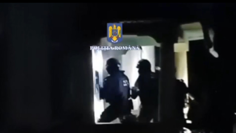 Intervenție spectaculoasă în Dolj: mascații descind într-un caz de violență domestică, după ce o femeie a fost intimidată cu arma. 1 video un nou caz de violenta domestica in dolj mascatii au intrat in casa agresorului dupa ce o femeie a fost amenintata cu un pistol 6873df8ddbd3c