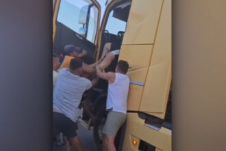 video un sofer de tir a fost extras cu forta din cabina de partenerii de trafic dupa ce a condus haotic si a blocat drumul 6883ae5be30d3