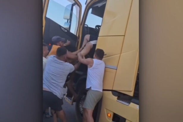 video un sofer de tir a fost extras cu forta din cabina de partenerii de trafic dupa ce a condus haotic si a blocat drumul 6883ae5be30d3