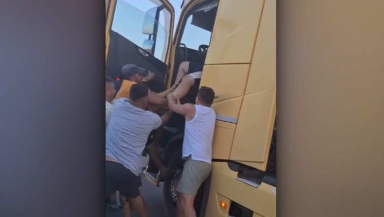 Șofer de TIR scos cu violență din cabină de colegii de trafic, după o alergare haotică pe șosea 1 video un sofer de tir a fost extras cu forta din cabina de partenerii de trafic dupa ce a condus haotic si a blocat drumul 6883ae5be30d3