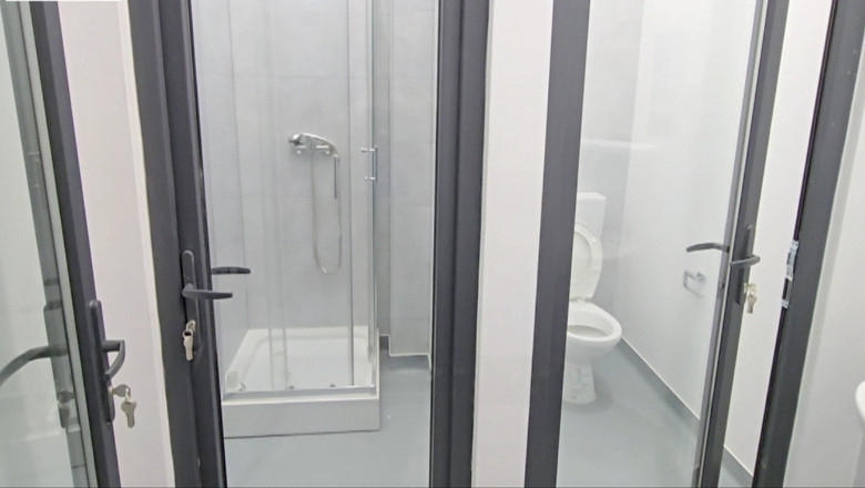 Uși de sticlă cristalină la toaletele din piața din Pașcani, lucrările acceptate fără comentarii 1 video usi transparente din sticla la toaletele unei piete din pascani lucrarile au fost receptionate fara obiectii 6882454fe84f2