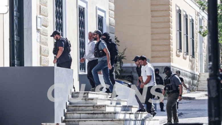 Vladimir Plahotniuc și Constantin Ţuţu, escortați în cătușe la tribunalul din Grecia 1 video vladimir plahotniuc si constantin tutu au fost adusi in catuse la instanta din grecia 6883e345250b5