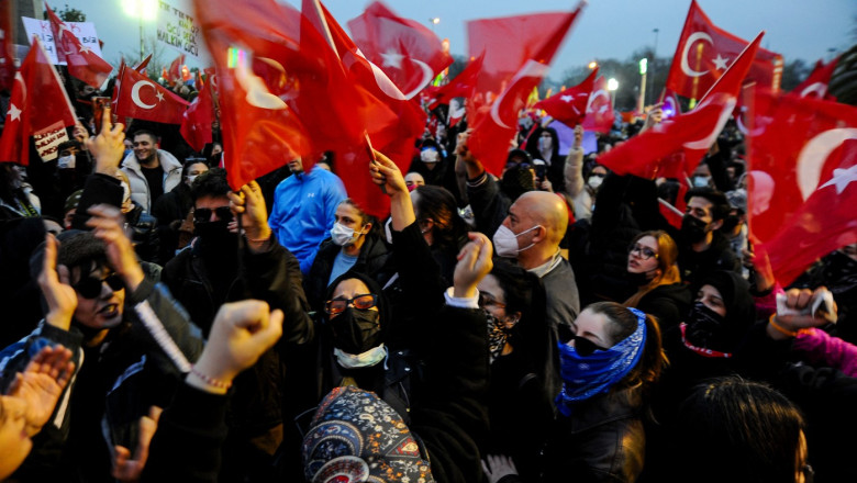 video zeci de mii de oameni au protestat la istanbul fata de incarcerarea fostului primar ekrem imamoglu 6864f98a37f00