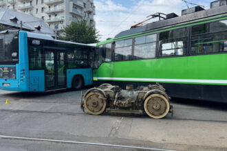 videofoto accident intre un tramvai si un autobuz al stb in sectorul 5 din capitala momentul in care cele doua vehicule se ciocnesc 11 raniti 688b2f8ce2a38