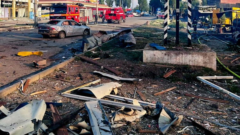 Atac devastator în Donețk: o bombă de 500 kg de la ruși lovește o piață, bilanț tragic de 2 morți și zeci de răniți, cu 50 de magazine și 300 de apartamente afectate. 1 videofoto bomba de 500 de kg lansata de rusi asupra unei piete din donetk 2 morti zeci de raniti 50 de magazine si 300 de apartamente avariate 68788b52250a4