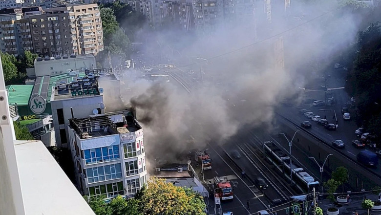 Flăcări devastatoare la un magazin din apropierea Pasajului Lujerului, în București: pericol de propagare către terasa hotelului Sir. 1 videofoto incendiu la un magazin de langa pasajul lujerului in capitala exista risc de extindere la terasa hotelului sir 6879f51a3db6a