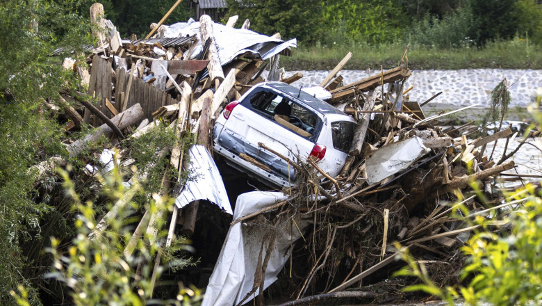 Inundații devastatoare în România: 16 județe și Bucureștiul sub ape, cu case distruse, copaci căzuți și drumuri impracticabile 1 videofoto inundatii devastatoare in romania zone din 16 judete si din bucuresti afectate case inundate copaci doborati si drumuri blocate 6889cf7176ed3
