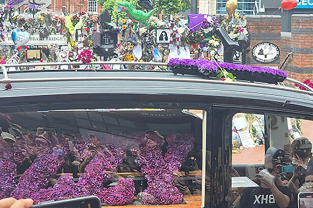 videofoto legendarul star rock ozzy osbourne condus pe ultimul drum cortegiul funerar a strabatut strazile din birmingham 688a31dbbb2c9