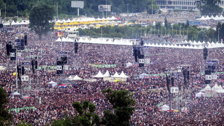 Salutul controversat de la concertul masiv din Zagreb al artistului croat de extremă dreapta Marko Perković, cunoscut sub numele de M.P. Thompson 1 videofoto salutul nazist la concertul urias de la zagreb al cantaretului croat de extrema dreapta marko perkovic alias m p thompson 686baa88df2ca