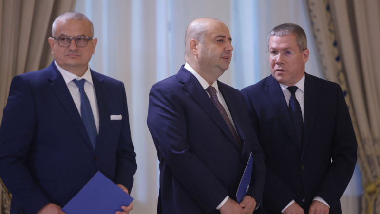 Trei noi judecători au fost învestiți la Curtea Constituțională. Ce schimbări aduce alegerea președintelui CCR și cine are șanse să câștige? 1 videofoto trei noi judecatori la curtea constitutionala au depus juramantul la cotroceni cum va fi ales presedintele ccr si e cine e favorit 68737a0461796