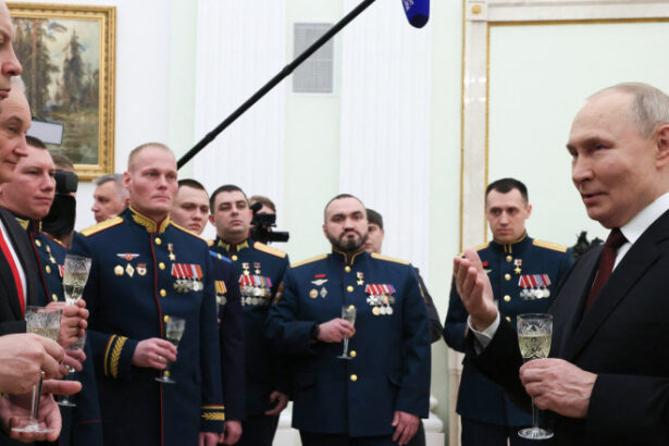 vladimir putin acorda titlul de erou al rusiei unuimacelar care si a condus trupele intr un masacru controversatul general ahmedov 68714b293f638