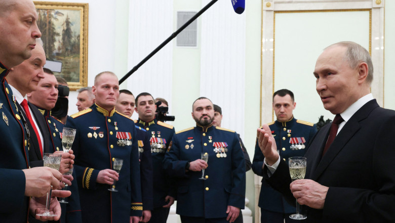 Vladimir Putin onorează un „măcelar” cu titlul de Erou al Rusiei pentru conducerea trupelor într-un masacru. Generalul Ahmedov, o figură controversată. 1 vladimir putin acorda titlul de erou al rusiei unuimacelar care si a condus trupele intr un masacru controversatul general ahmedov 68714b293f638