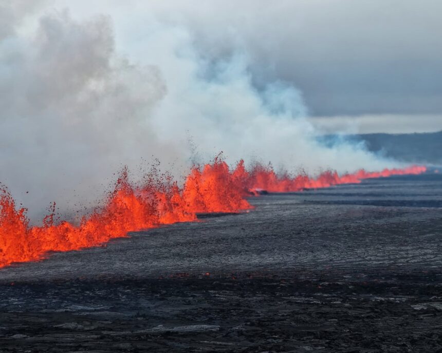 Eruptie spectaculoasă pe peninsula Reykjanes din Islanda: al nouălea eveniment din 2023. 1 volcano on reykjanes peninsula in iceland erupts for ninth time since 2023 6877c517e15da
