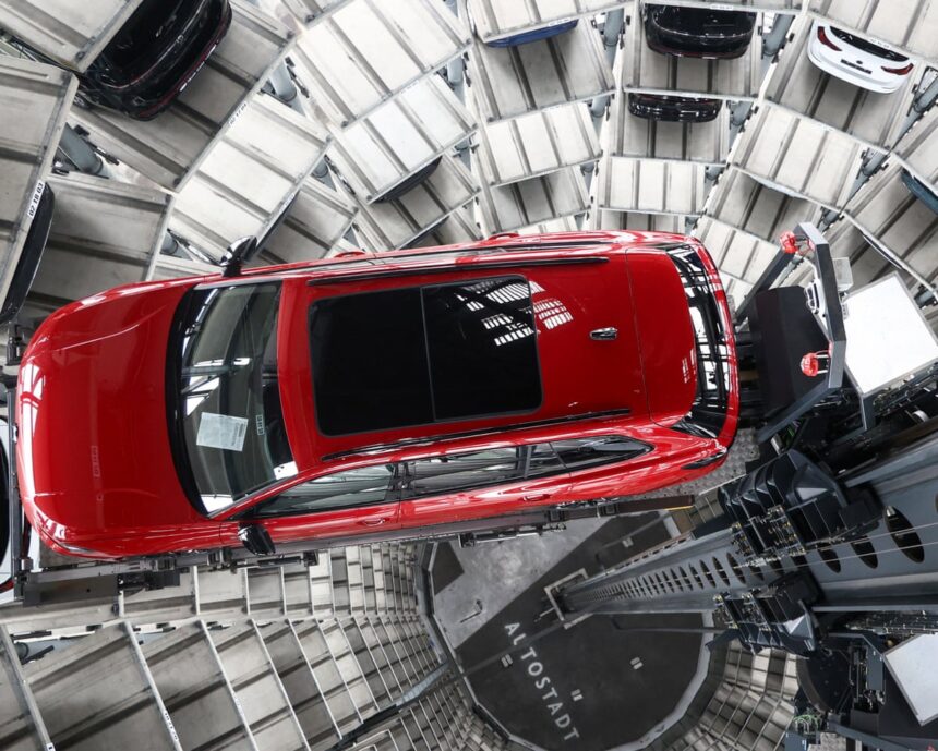 Volkswagen suferă o pierdere de 1,3 miliarde de euro din cauza „costurilor ridicate” generate de tarifele impuse de Trump 1 volkswagen takes e1 3bn hit from high costs of trump tariffs 68835a25cea70