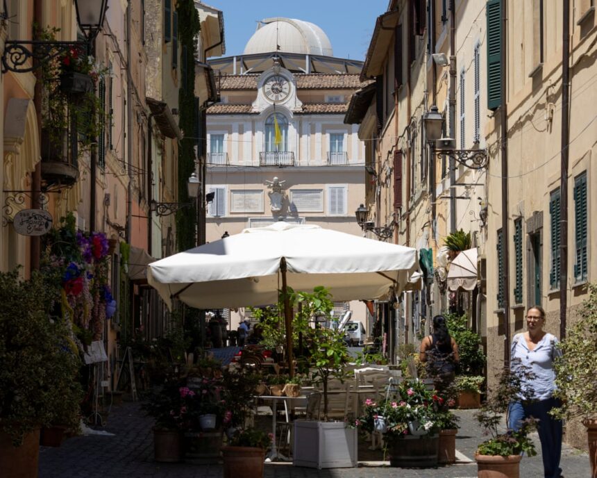 „Ne-am simțit părăsiți de Francis”: Papa Leo se retrage în reședința tradițională pentru vacanța de vară. 1 we felt abandoned by francis pope leo heads to traditional papal residence for summer break 68691facee44a