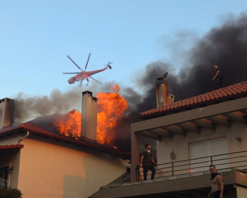 Incendiu devastator în suburbia nordică a Atenei, locuitorii fiind îndemnați să părăsească zona 1 wildfire burns through northern suburb of athens as residents told to evacuate 6885d00360dba