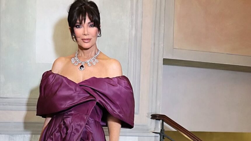 Kris Jenner, la 69 de ani, acuzată de cea mai mare gafă în editarea imaginilor după o intervenție estetică de 100.000 de dolari. 1 youthful kris jenner 69 accused of worst photoshop blunder of all time after 100k facelift 6863fd26a26d8
