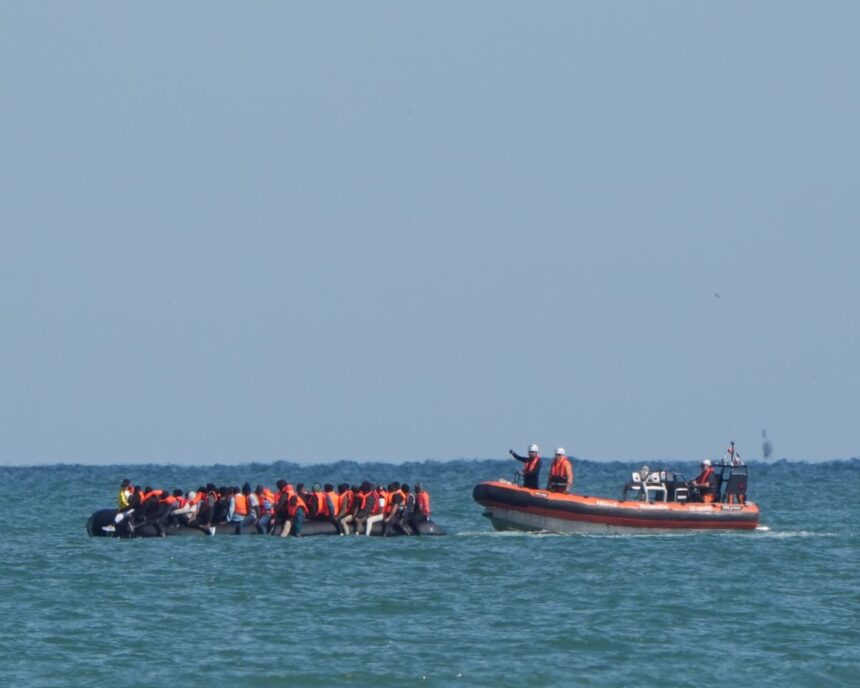 Yvette Cooper laudă noile strategii franceze pentru diminuarea traversărilor pe Canal. 1 yvette cooper hails new french tactics to reduce channel crossings 686aac53a6fc9