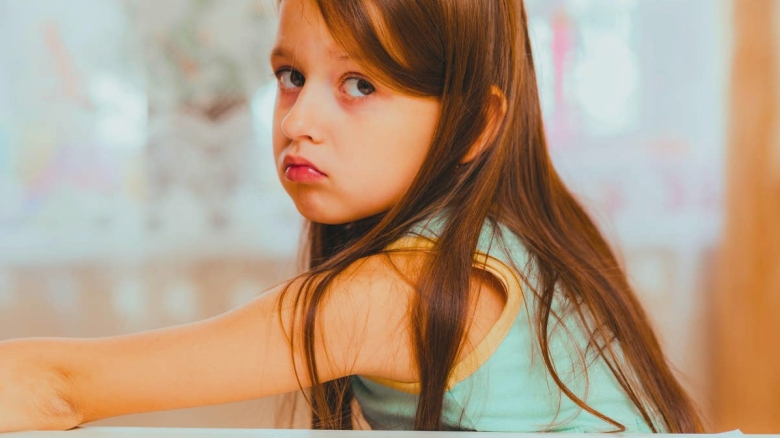 11 Comportamente Considerate Nepoliticoase de Cei care Au Crescut cu Părinți Iubitori 1 11 things kids raised by gentle parents do that everyone else finds disrespectful 68b068ad0e4ac