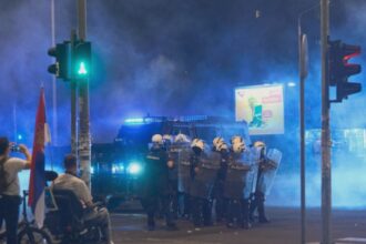 a cincea noapte de proteste in serbia birourile partidului progresist sarb aflat la putere au fost incendiate 68a16d41794fc