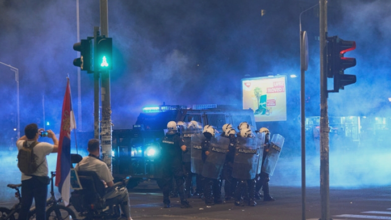 Serbia se află în a cincea noapte de proteste: sediile Partidului Progresist Sârbe, aflat la conducere, au fost cuprinse de flăcări 1 a cincea noapte de proteste in serbia birourile partidului progresist sarb aflat la putere au fost incendiate 68a16d41794fc