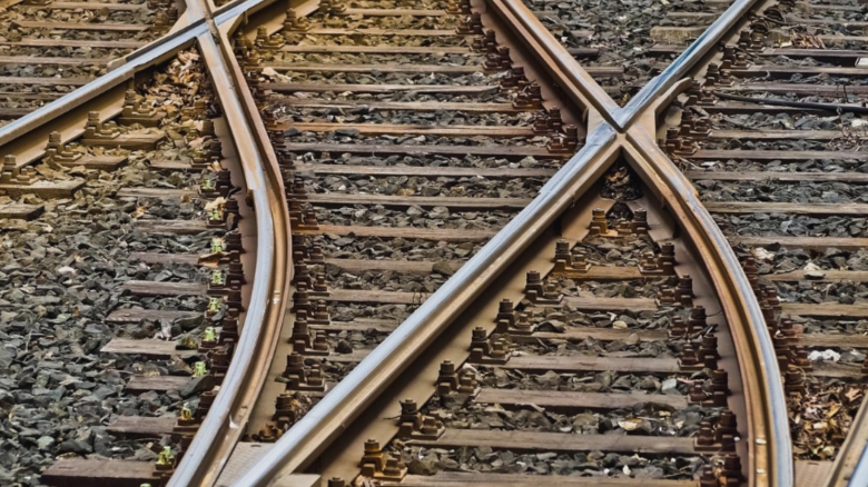 Tragedie pe calea ferată: un deces și haos în circulația trenurilor 1 accident cumplit pe calea ferata un om a murit mai multe trenuri blocate si intarzieri in lant 68b45abd2f6d1