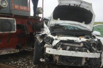 accident feroviar grav in judetul hunedoara trei barbati au fost raniti dupa ce o autoutilitara a fost lovita de tren 68b00dbced84d
