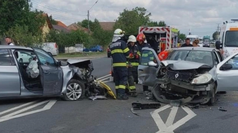 Coliziune devastatoare în județul Timiș: Trei femei, transportate la spital după un impact între patru autovehicule 1 accident grav in judetul timis trei femei au ajuns la spital dupa ce patru masini s au ciocnit violent 68a877424f08a