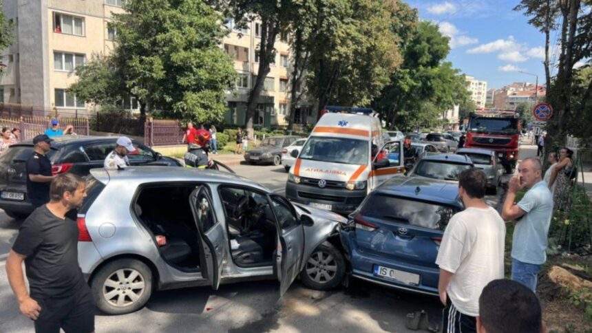 Accident deosebit de grav provocat de un șofer aflat în stare de rău: a lovit mai multe mașini 1 accident grav produs de un sofer care a inceput sa se simta rau la volan a intrat cu masina in alte autoturisme 68a5aaab7da79