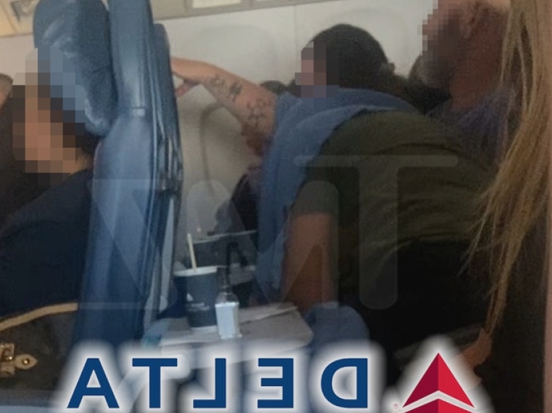 Cuplul acuzat de apartenență la „Clubul în Înălțimi” atrage atenția autorităților din Hawaii 1 alleged mile high club couple comes under investigation in hawaii 68ad6aac99e77