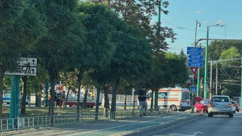 Accident în Timișoara cu o ambulanță: două mame și un nou-născut de o lună, transportați la spital 1 ambulanta implicata intr un accident la timisoara doua femei si un bebelus de o luna au ajuns la spital 68acb6182150c