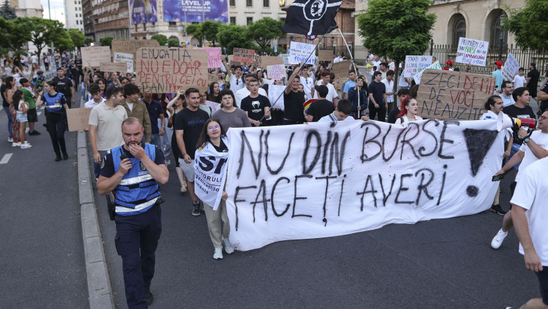 ANOSR: Subfinanțarea constantă a sistemului de burse va duce la o reducere drastică, afectând 44.000 de studenți 1 anosr sistemul de burse a fost constant subfinantat iar acum va scadea la jumatate 44 000 de studenti afectati 689d8b95319d7