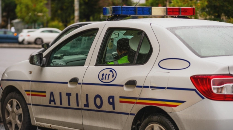 Apel nefondat la 112 provocat de o tendință virală pe internet. Tânără din Vrancea sancționată de autorități 1 apel fals la 112 inspirat de un trend din mediul online adolescenta din vrancea amendata de politisti 68b14a0b43f3e