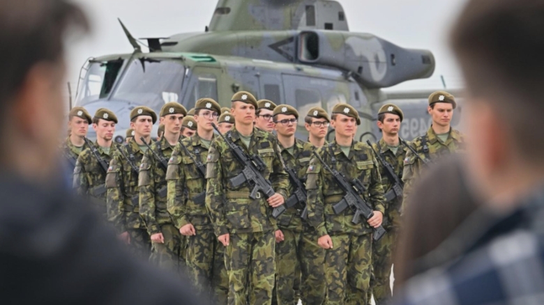 Forțele armate ale unei națiuni europene își lărgesc rândurile cu mii de voluntari, seduși de remunerații tentante și stimulente substanțiale 1 armata unei tari europene atrage mii de voluntari datorita salariilor atractive si bonusurilor generoase 68b1bbeea7a58