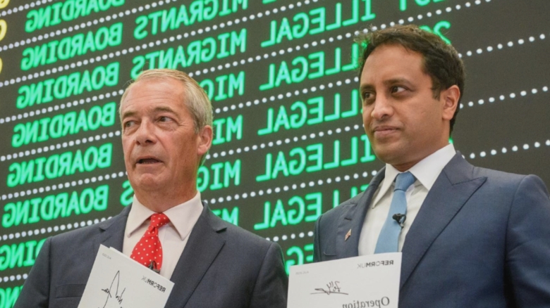 Arhitectul Brexit-ului anunță acum cinci zboruri zilnice pentru expulzarea migranților, cu partidul său pe val în sondaje 1 artizanul iesirii marii britanii din ue promite acum 5 zboruri pe zi pentru deportarea migrantilor partidul sau conduce in sondaje 68adc54f3e572