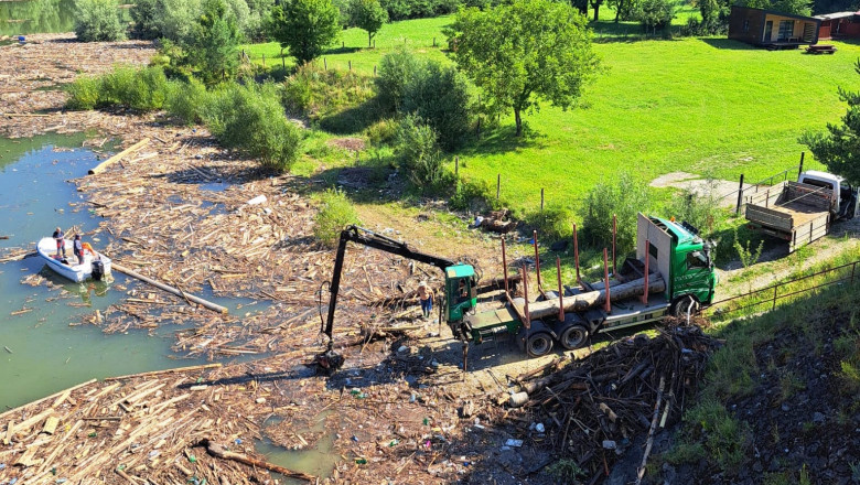 S-a dat startul operațiunii de ecologizare a lacului Izvorul Muntelui, în urma viiturilor care au adus cantități uriașe de deșeuri 1 au inceput lucrarile de curatare a lacului izvorul muntelui de sutele de tone de deseuri aduse de viituri 68905f767e42c