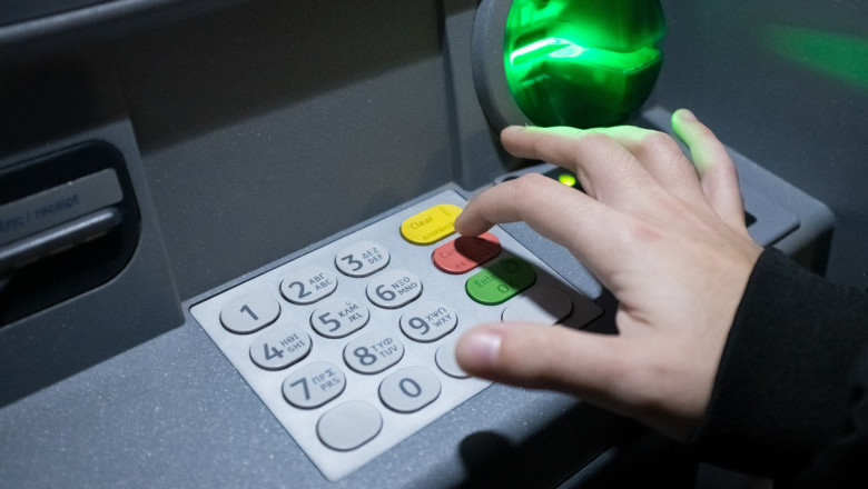 Băncile grecești elimină comisioanele la retragerile de numerar de la ATM-uri pentru posesorii de carduri din Grecia 1 bancile din grecia renunta la comisioanele pentru retragerile de numerar de la atm uri pentru detinatorii eleni de carduri 68999787d3191