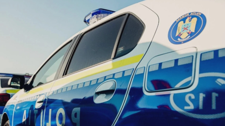 Bărbat reținut după ce a maltratat o pisică într-o pubelă de gunoi, animalul pierzându-și viața 1 barbat prins in timp ce schingiuia o pisica intr o ghena de gunoi animalul a murit iar individul a ajuns in arest 68a95eb0b176a