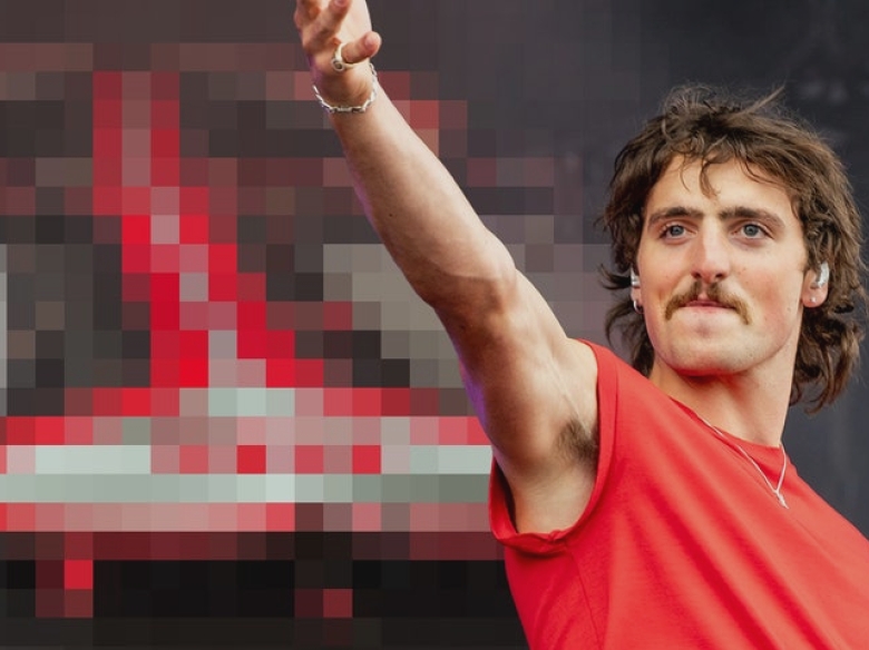 Fanii compară scena turneului lui Benson Boone cu un organ sexual masculin 1 benson boones tour stage compared to a penis by fans 68aa3aa4baa68