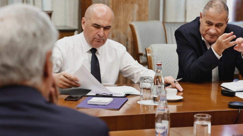 Bolojan se confruntă cu o situație financiară critică: împrumuturi de aproape 7 miliarde de lei, programate pentru luna septembrie 1 bolojan a ajuns la fundul sacului ministrul finantelor a planificat imprumuturi de aproape 7 miliarde de lei in septembrie 68b4468495138