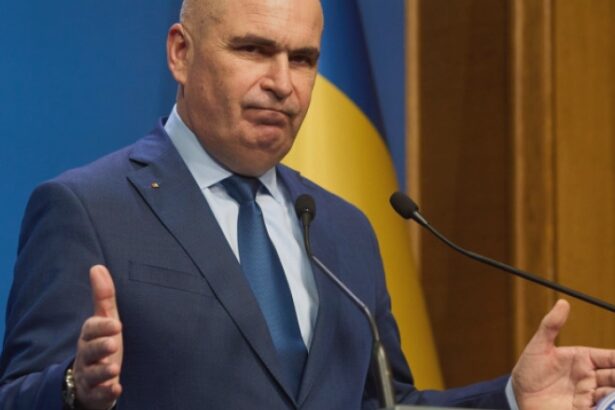 bolojan simbolul austeritatii intr un interviu pentru bloomberg urmatoarele sase luni sunt cruciale am fi avut un colaps total 689f423330e7f