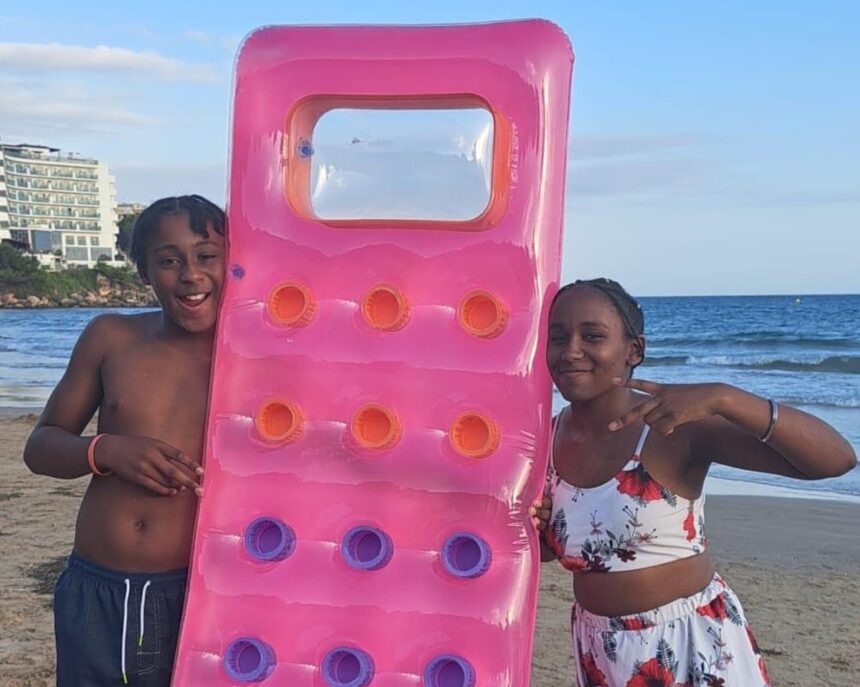 Frate și soră britanici, în vârstă de 13 și, respectiv, 11 ani, identificați după tragicul accident de la plaja din Spania 1 british siblings 13 and 11 who drowned off beach in spain named 688ce6ee0f904