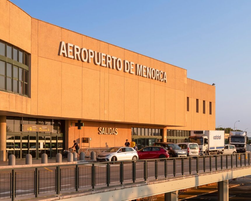 Un adolescent britanic ia un zbor greșit de la aeroportul din Menorca și ajunge în Italia 1 british teenager boards wrong flight at menorca airport and ends up in italy 689200c34a4d4