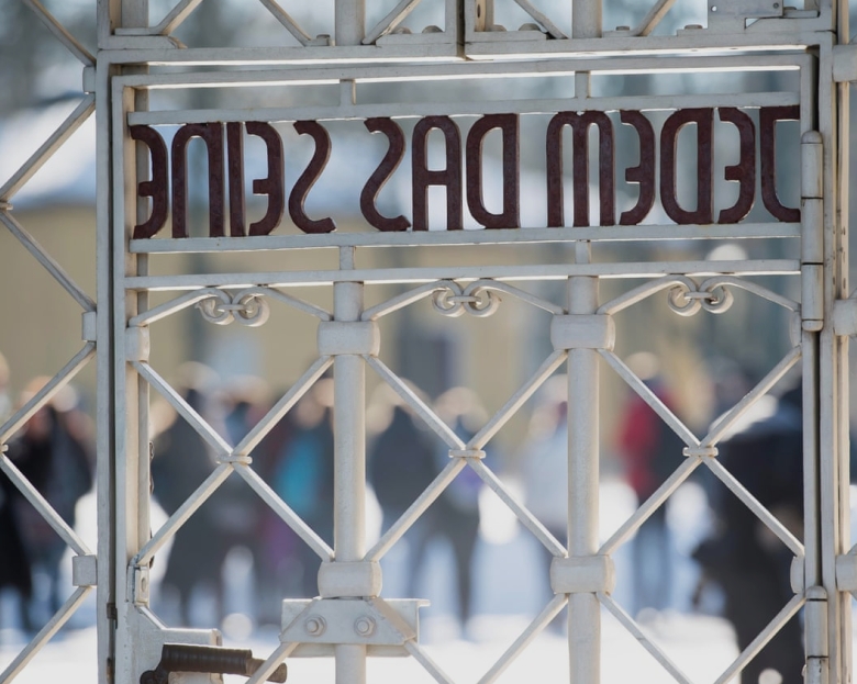 Curtea germană decide: Buchenwald interzice accesul persoanelor îmbrăcate cu kefii palestiniene 1 buchenwald can refuse entry to people wearing palestinian keffiyeh german court rules 68a6d3093791a